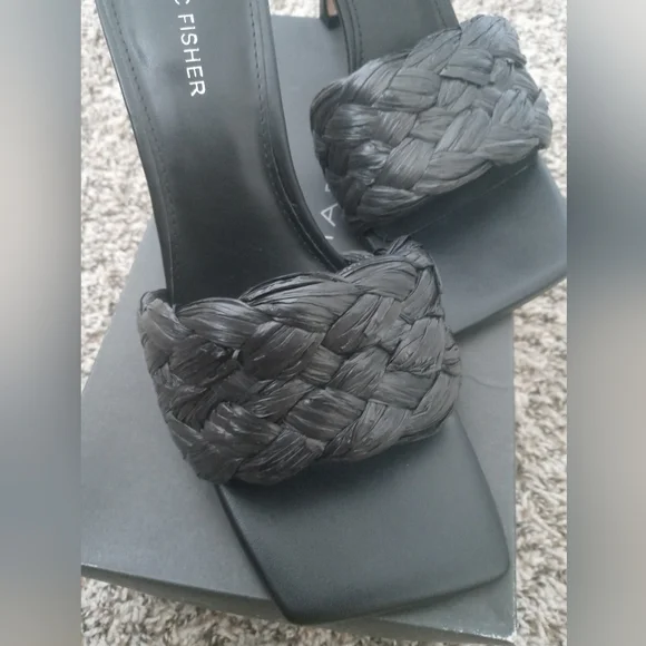 Women Shoes - Picture 2 of 3